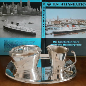 Industrie-Design von 1958 – Zucker-/Sahne-Set auf Tablett – WMF versilbert – Passagierdampfer „HANSEATIC“