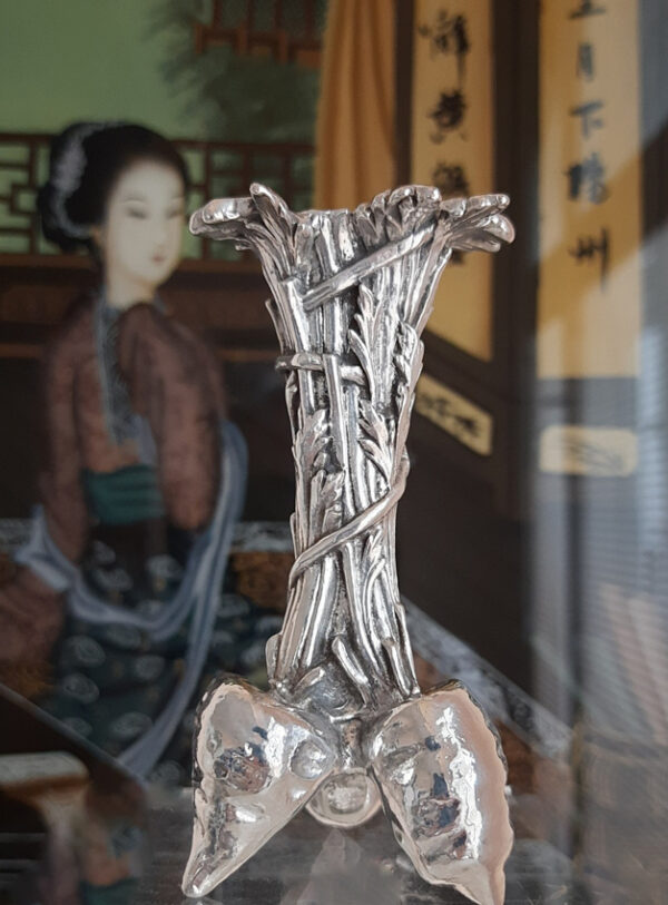 Kleine Drei-Karotten-Vase um 1930 (petit vase aux trois carottes) - Christofle, Bronze versilbert - aus ehemaligem Berliner Grandhotel