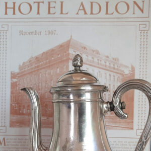 Jugendstil Kaffeekanne von 1907 – Christofle versilbert – Original aus dem Hotel ADLON, Berlin – Erstausstattung