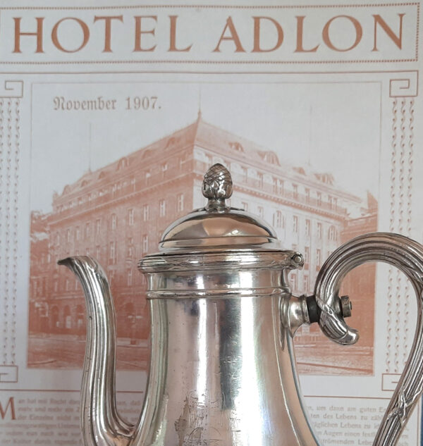 Jugendstil Kaffeekanne von 1907 - Christofle versilbert - Original aus dem Hotel ADLON, Berlin - Erstausstattung