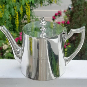 Jugendstil – versilberte Teekanne um 1910 – Krupp Berndorf – aus ehemaligem Restaurant in der französischen Schweiz