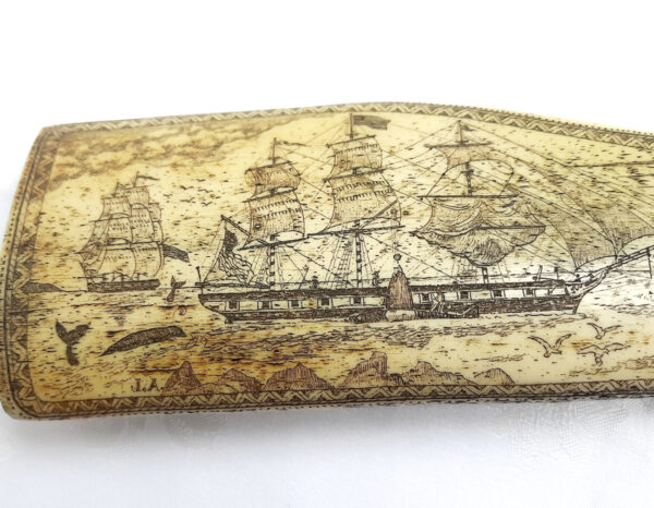 Imitiertes Scrimshaw-Kunstwerk - Harz-Nachbildung eines Walfischknochens aus Panbone - Produktion durch Juratone Co. Ltd., U.K. seit 1960 – Bild 6
