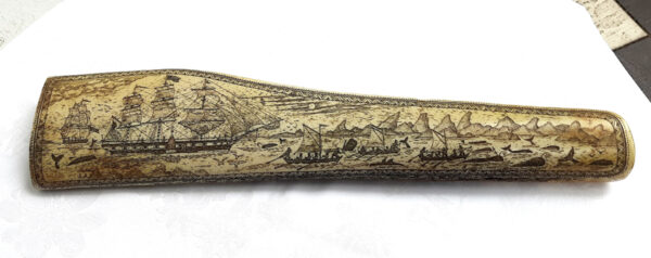 Imitiertes Scrimshaw-Kunstwerk - Harz-Nachbildung eines Walfischknochens aus Panbone - Produktion durch Juratone Co. Ltd., U.K. seit 1960 – Bild 9