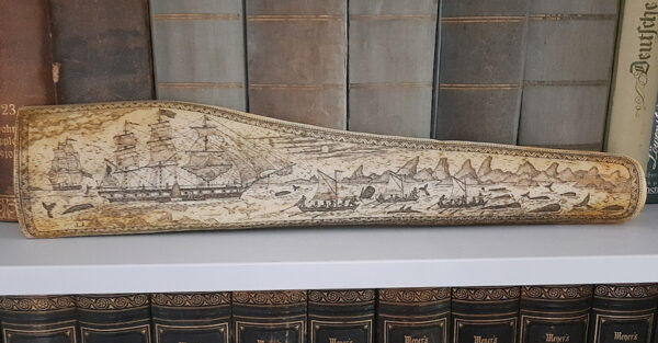 Imitiertes Scrimshaw-Kunstwerk - Harz-Nachbildung eines Walfischknochens aus Panbone - Produktion durch Juratone Co. Ltd., U.K. seit 1960 – Bild 2