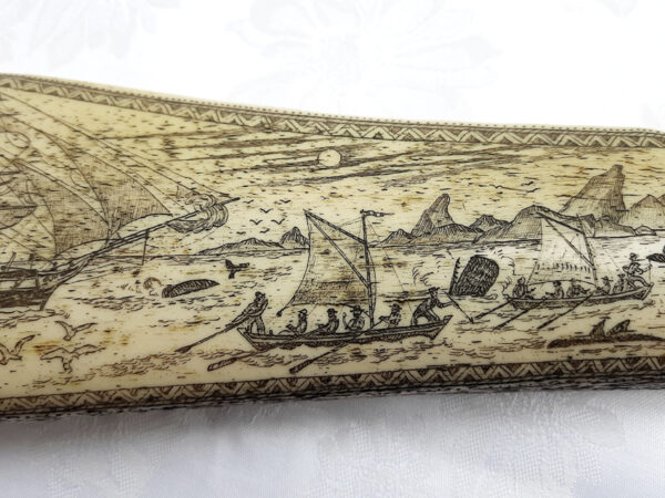 Imitiertes Scrimshaw-Kunstwerk - Harz-Nachbildung eines Walfischknochens aus Panbone - Produktion durch Juratone Co. Ltd., U.K. seit 1960 – Bild 5