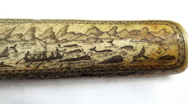 Imitiertes Scrimshaw-Kunstwerk - Harz-Nachbildung eines Walfischknochens aus Panbone - Produktion durch Juratone Co. Ltd., U.K. seit 1960 – Bild 4