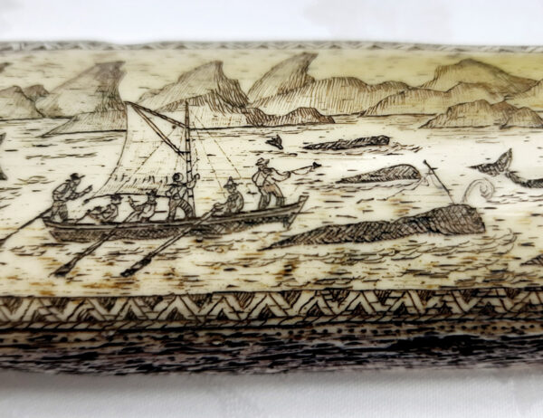 Imitiertes Scrimshaw-Kunstwerk - Harz-Nachbildung eines Walfischknochens aus Panbone - Produktion durch Juratone Co. Ltd., U.K. seit 1960