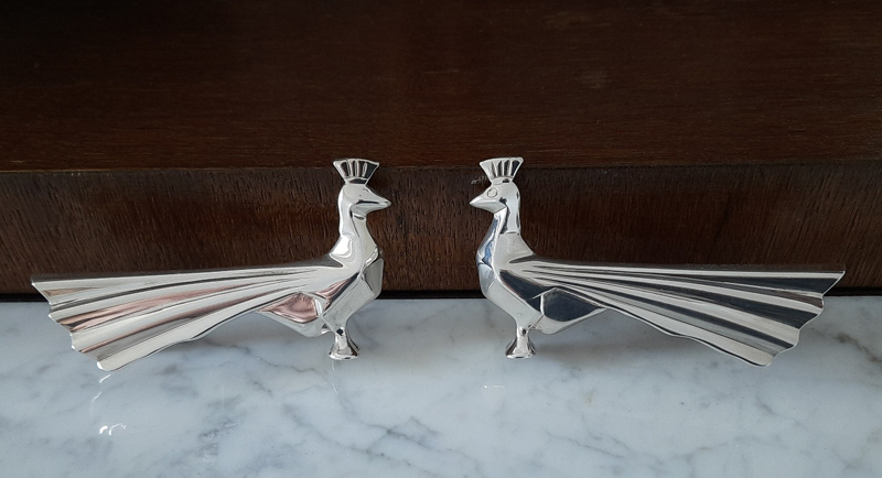 Paar figürliche Messerbänkchen 1950er Jahre KünstlerEntwurf versilbert Christofle aus berühmtem Pariser RevueTheater – Bild 3