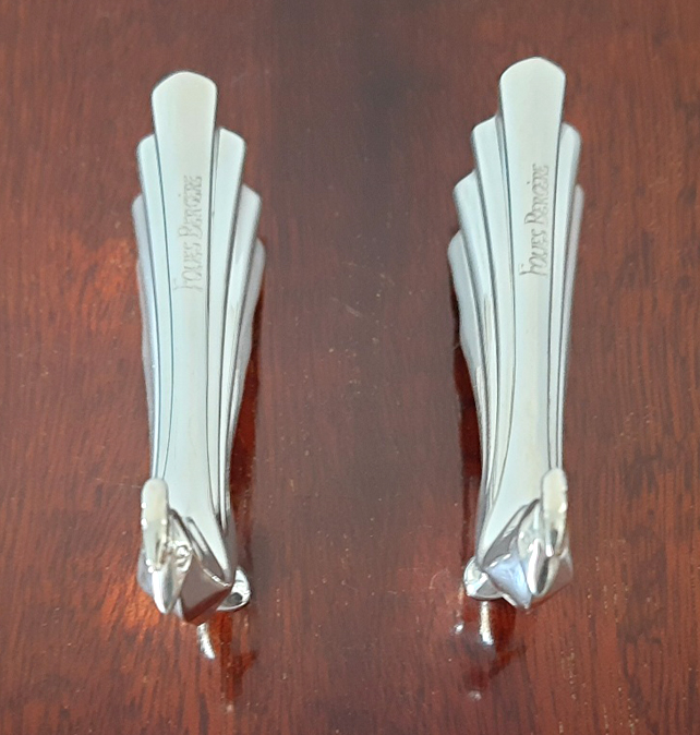 Paar figürliche Messerbänkchen 1950er Jahre KünstlerEntwurf versilbert Christofle aus berühmtem Pariser RevueTheater – Bild 5