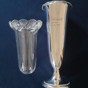 Große Tischvase mit Glaseinsatz um 1920   versilbert   original aus italienischem Grandhotel