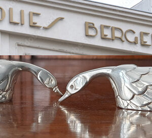 Paar figürliche Messerbänkchen 1950er Jahre  Künstler-Entwurf  versilbert Christofle  aus legendärem Pariser Revue-Theater