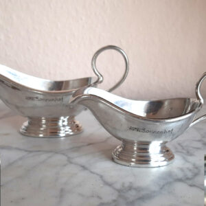 2 kleine Saucièren 1930er Jahre, versilbert WMF, aus ehemaligem Schweizer Hotel
