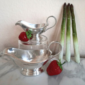 2 kleine Saucièren 1930er Jahre, versilbert WMF, aus ehemaligem Schweizer Hotel