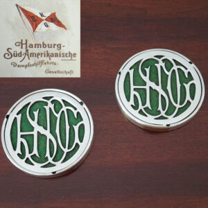 Rarität aus der deutschen Passagierschifffahrt – Paar original H.S.D.G. Flaschen-/Karaffenuntersetzer, Wellner, versilbert