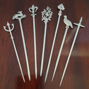 Kleine Antike Sammlung von 7 versilberten Spießen / Cocktail- und Vorspeisenspießen mit Jagd- und Ziermotiven, ca. 1885–1920